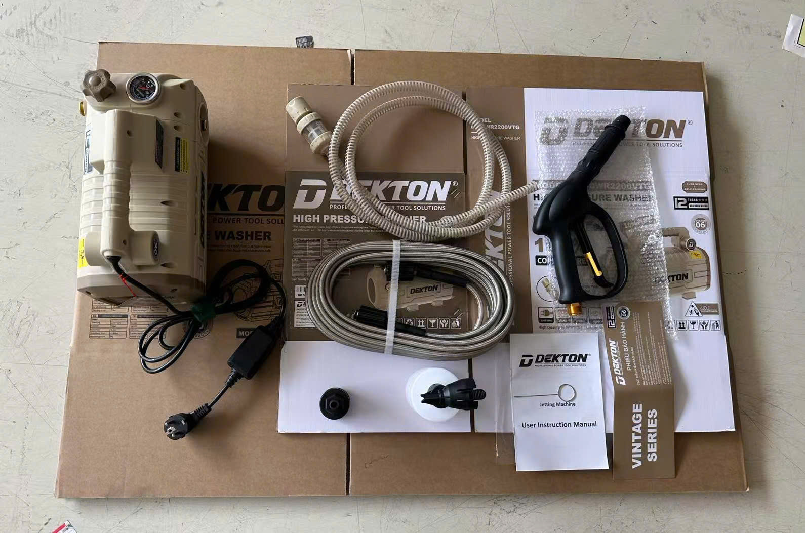 Máy Xịt Rửa Xe Mini Dekton DK-CWR2200VTG 790W (Có Chỉnh Áp, Chống Giật, Dây Đồng)