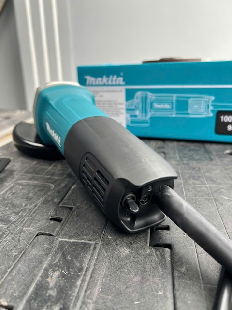 Máy mài góc (100mm) hiệu MAKITA,  Model: 9553B