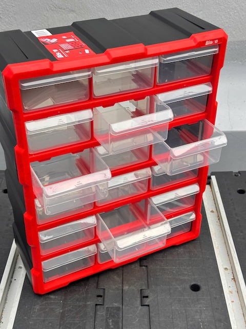 Tủ đựng dụng cụ nhựa 18 ngăn BISON BS386202C