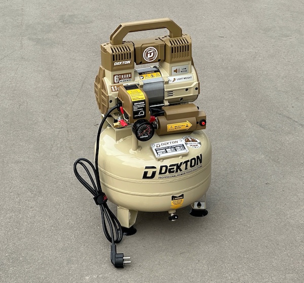 Máy Nén Khí Không Dầu Dekton DK-AC2912VTG | 1.1HP - 12 Lít | Ruột Bình Chống Gỉ - Nhỏ Gọn Linh Hoạt