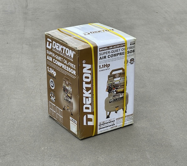 Máy Nén Khí Không Dầu Dekton DK-AC2912VTG | 1.1HP - 12 Lít | Ruột Bình Chống Gỉ - Nhỏ Gọn Linh Hoạt