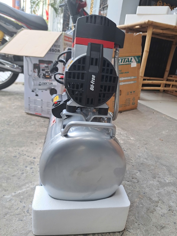 Máy Nén Khí Không Dầu Dekton DK-AC3925PROMAX (1.8HP - 22L) – Bình Nhôm Chống Rỉ Sét