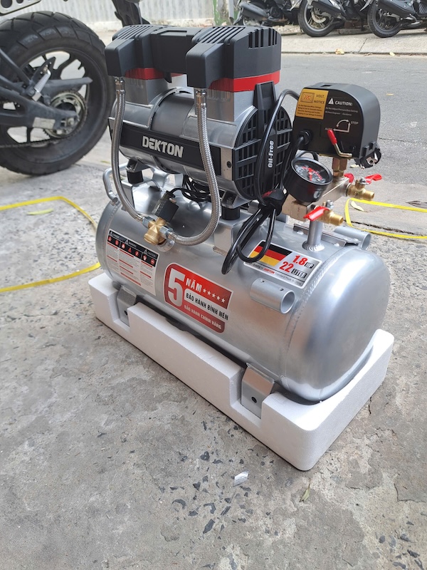 Máy Nén Khí Không Dầu Dekton DK-AC3925PROMAX (1.8HP - 22L) – Bình Nhôm Chống Rỉ Sét