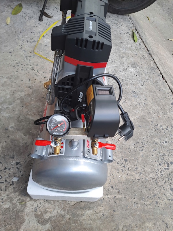 Máy Nén Khí Không Dầu Dekton DK-AC3925PROMAX (1.8HP - 22L) – Bình Nhôm Chống Rỉ Sét