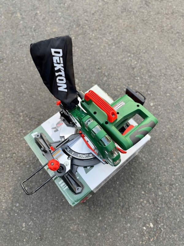 Máy Cắt Nhôm Trực Tiếp DEKTON DK-CN210PRO (1450W, Lưỡi 210mm)