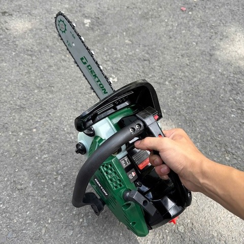 Cưa xích cầm tay hoạt động bằng xăng hiệu DEKTON; Model: DK-CX12