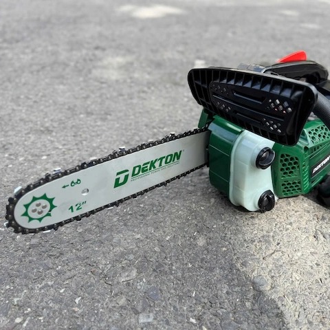 Cưa xích cầm tay hoạt động bằng xăng hiệu DEKTON; Model: DK-CX12