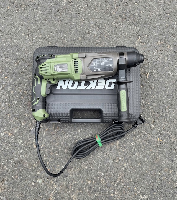 Máy Khoan Đục 3 Chức Năng Dekton DK-RH2603XPRO (1050W) – Phiên Bản Màu Olive Mới