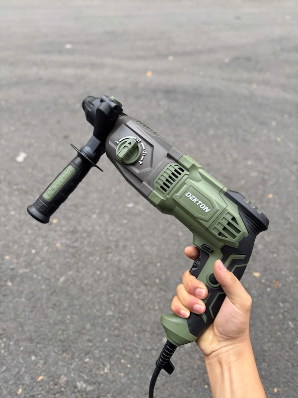 Máy Khoan Đục 3 Chức Năng Dekton DK-RH2603XPRO (1050W) – Phiên Bản Màu Olive Mới