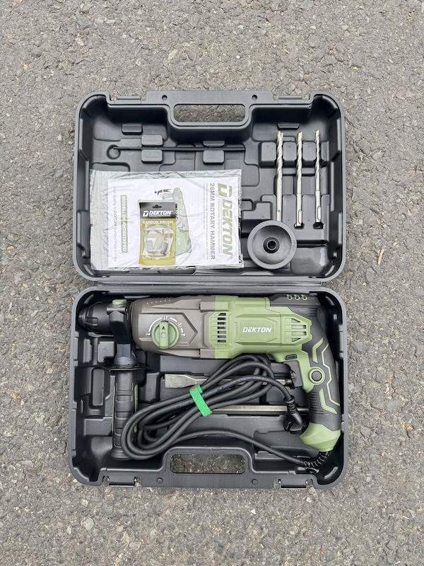 Máy Khoan Đục 3 Chức Năng Dekton DK-RH2603XPRO (1050W) – Phiên Bản Màu Olive Mới