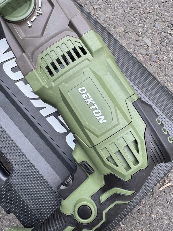 Máy Khoan Đục 3 Chức Năng Dekton DK-RH2603XPRO (1050W) – Phiên Bản Màu Olive Mới