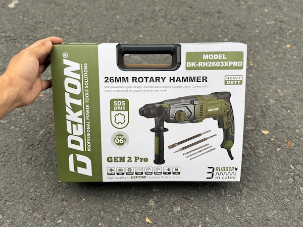 Máy Khoan Đục 3 Chức Năng Dekton DK-RH2603XPRO (1050W) – Phiên Bản Màu Olive Mới