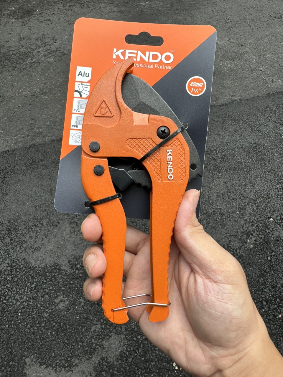 Dụng cụ cắt ống nhựa PVC kích thước 42mm Kendo - 50333
