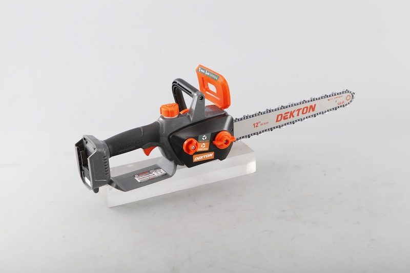 Cưa xích cầm tay hoạt động bằng pin hiệu DEKTON, model: M21-CS12BLC