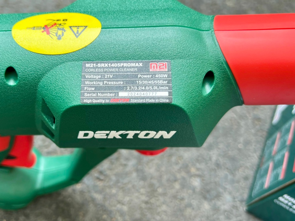 Máy xịt rửa xe (máy phun bắn tia nước áp lực cao), hiệu DEKTON, dùng pin, dạng cầm tay (ko kèm pin) M21-SRX1406PROMAX
