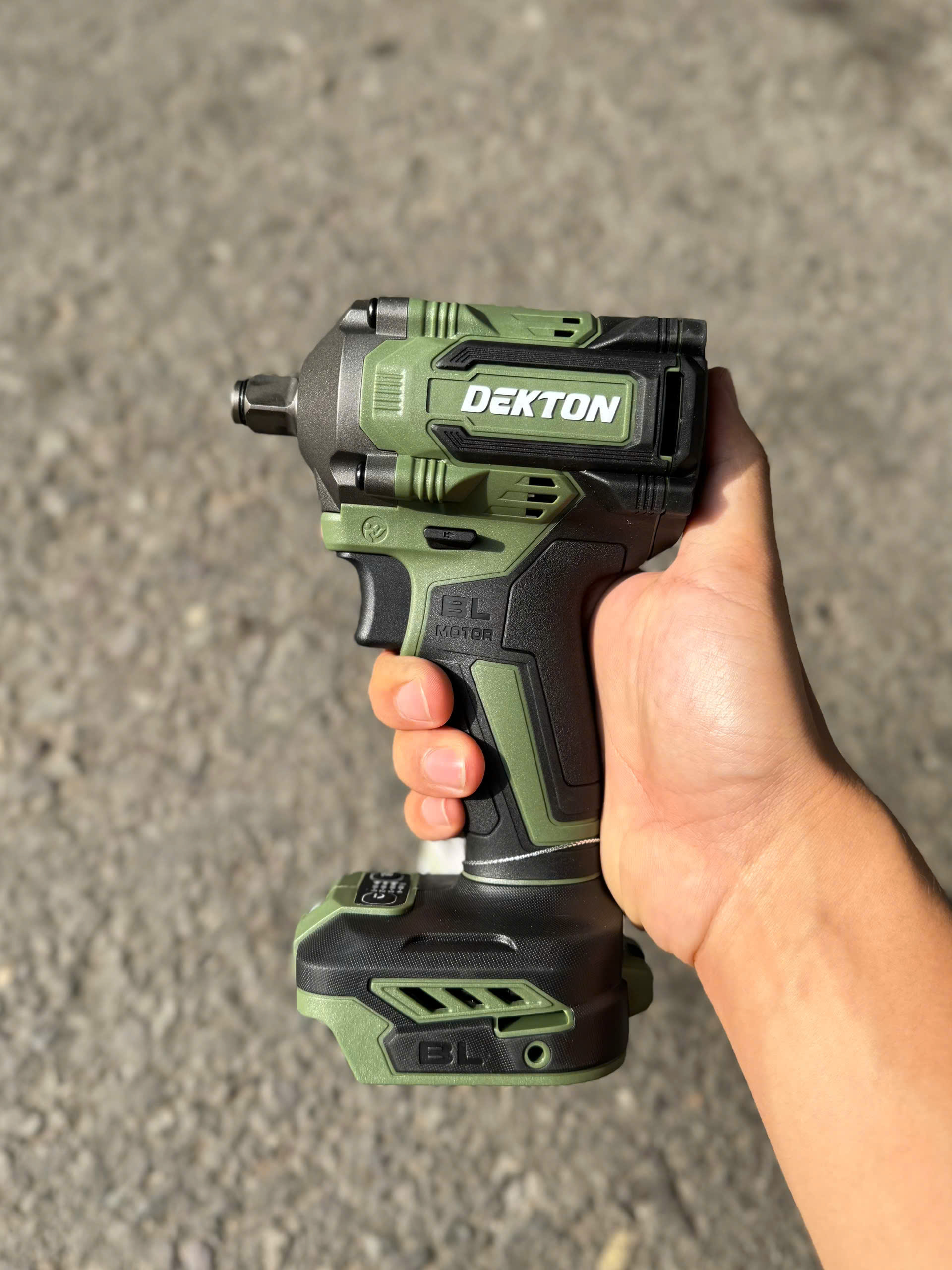 Máy Siết Bu Lông Dekton M21-IW398PLUS Lực 398N.m Đầu Khẩu 2 Trong 1