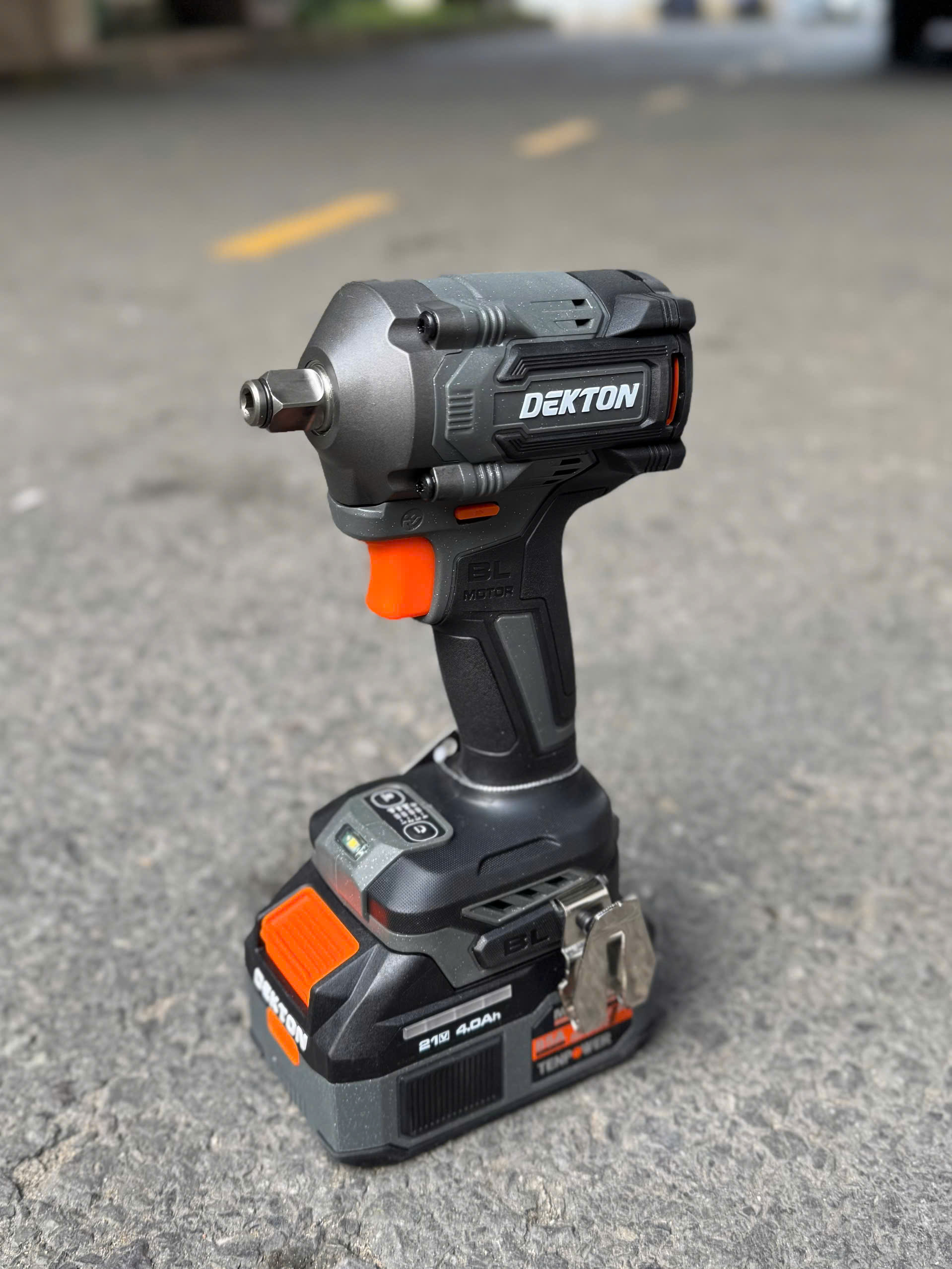 Máy Siết Bu Lông Dekton M21-IW398PLUS Lực 398N.m Đầu Khẩu 2 Trong 1