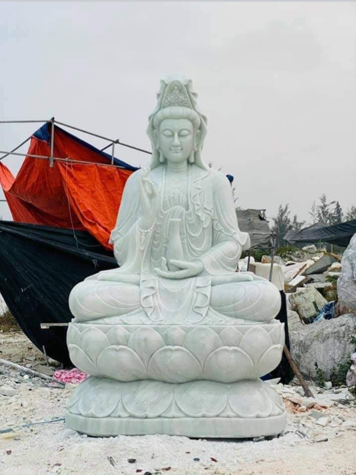 QÂ Ngồi cầm bình cam lộ