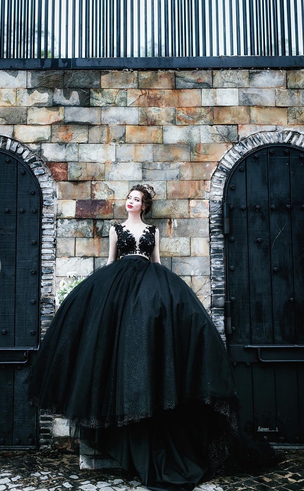 Váy cưới màu đen - Thời trang Sao