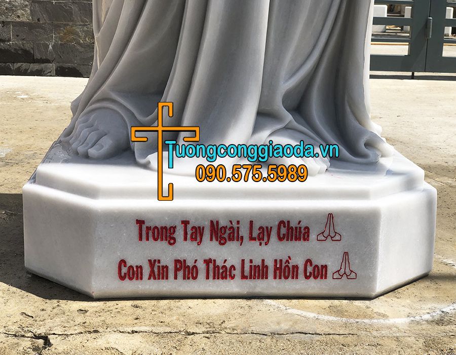 Khắc chữ vào tượng chúa thương xót bằng đá