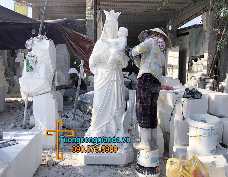 Mài bóng tượng đức mẹ hằng cứu giúp đá nguyên khối