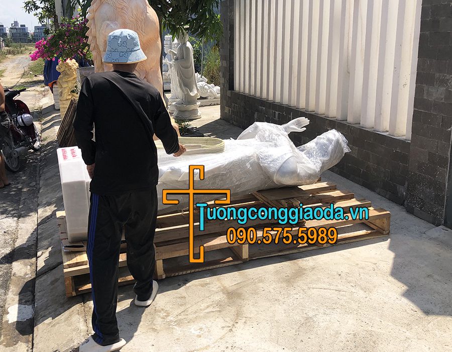 Tượng chúa thương xót đóng vào pallet gỗ an toàn