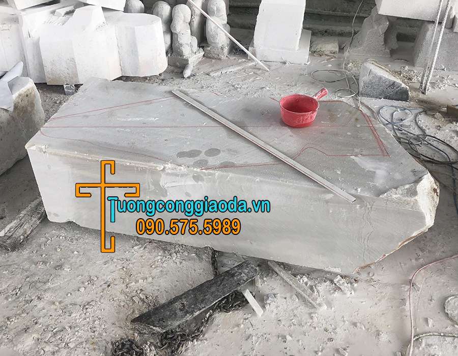 Tượng đức mẹ ban ơn đá nguyên liệu
