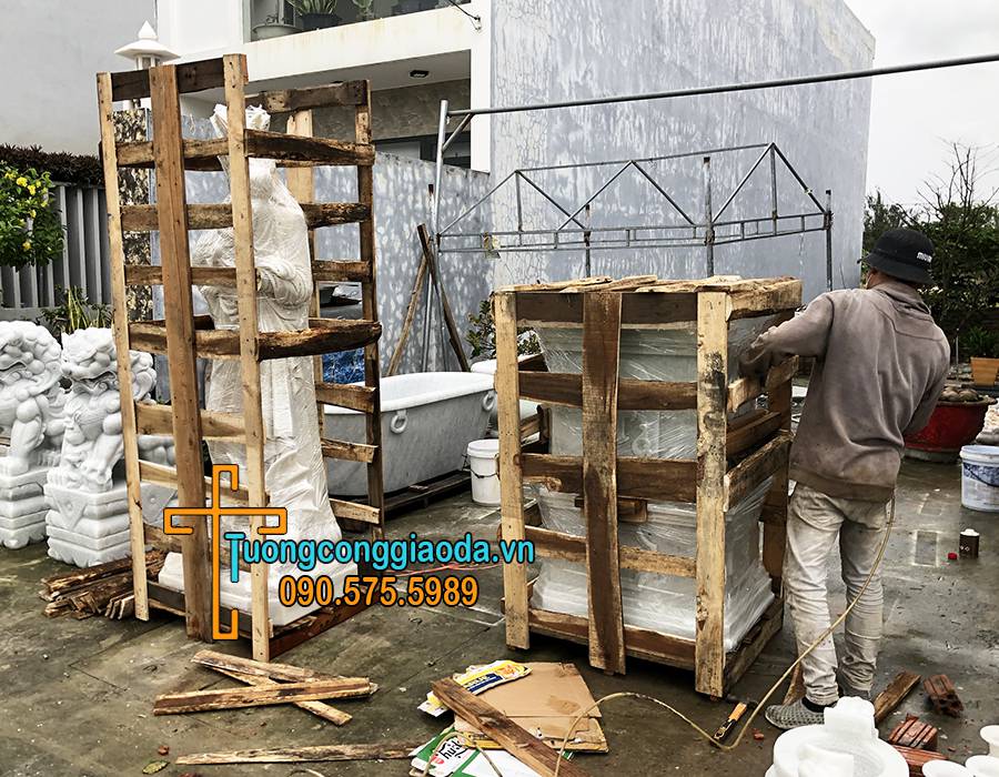 tượng đức mẹ hằng cứu giúp đá đóng vào pallet gỗ an toàn