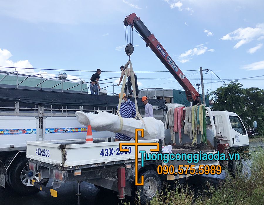 Vận chuyển tượng đức mẹ la vang bằng đá tới công trình