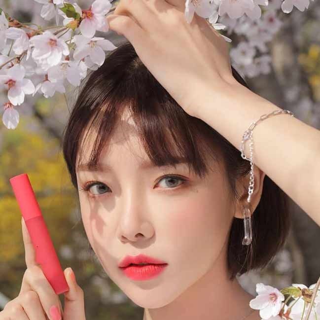 Phun môi rồi có cần tô son không?
