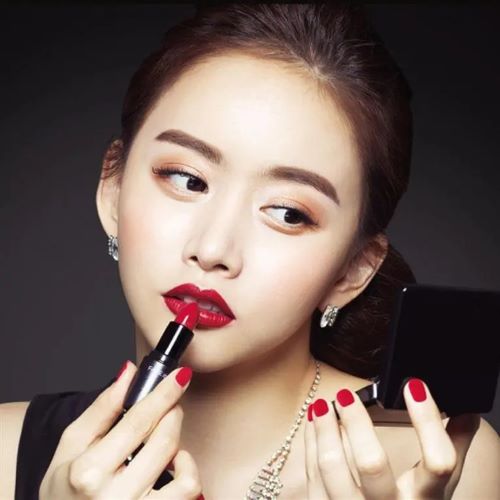 Được tô son bao nhiêu lần một ngày để đảm bảo sức khỏe?