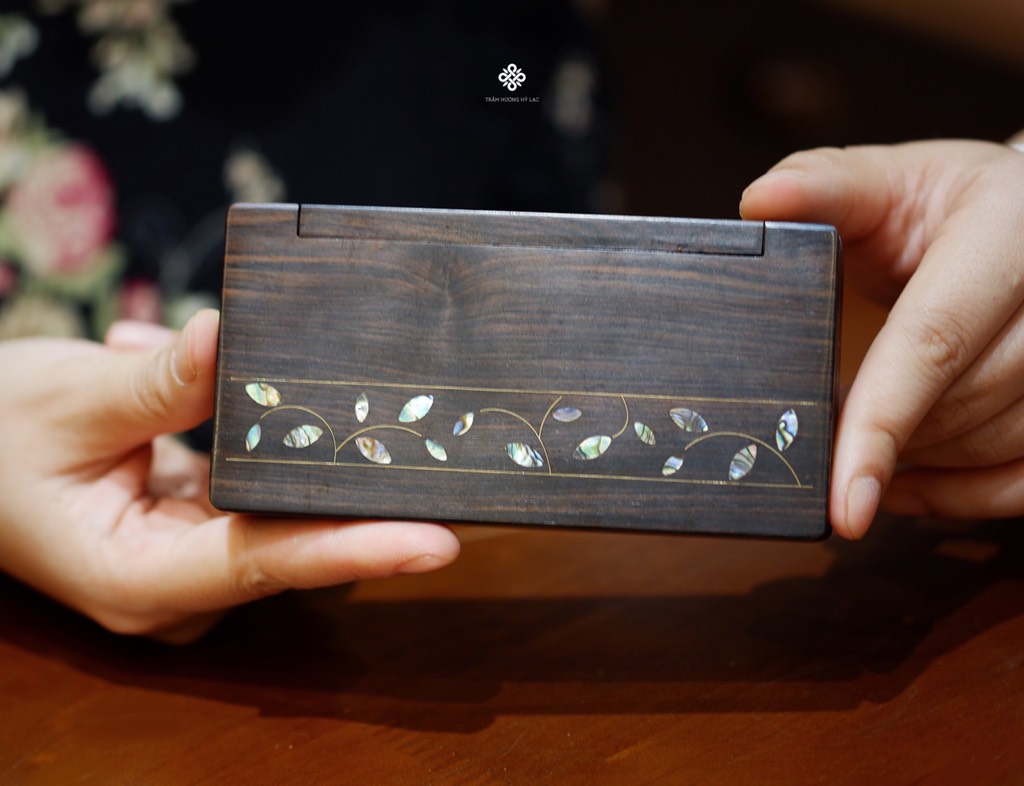 Hộp lá đựng nhang gỗ đàn hương tím