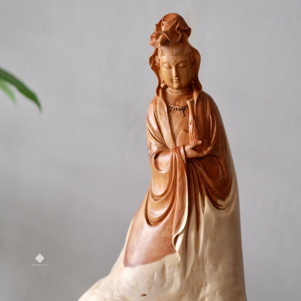 Tượng Quan Âm Bồ tát cam lồ lũa nhai bách