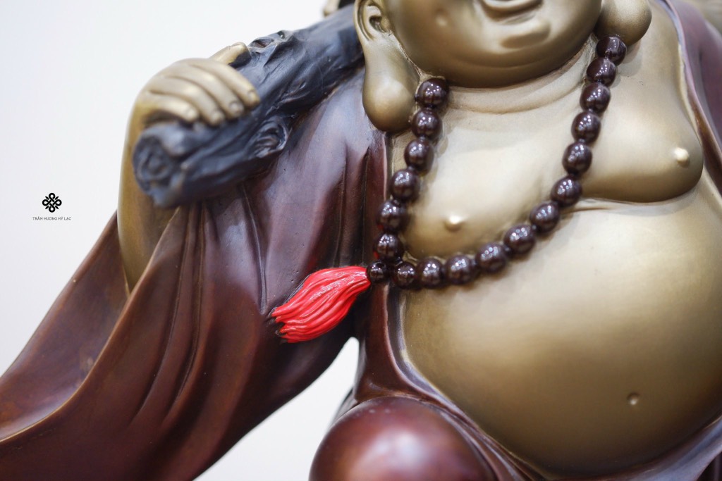 Tượng đồng Đức Phật Di Lặc kéo bao bố