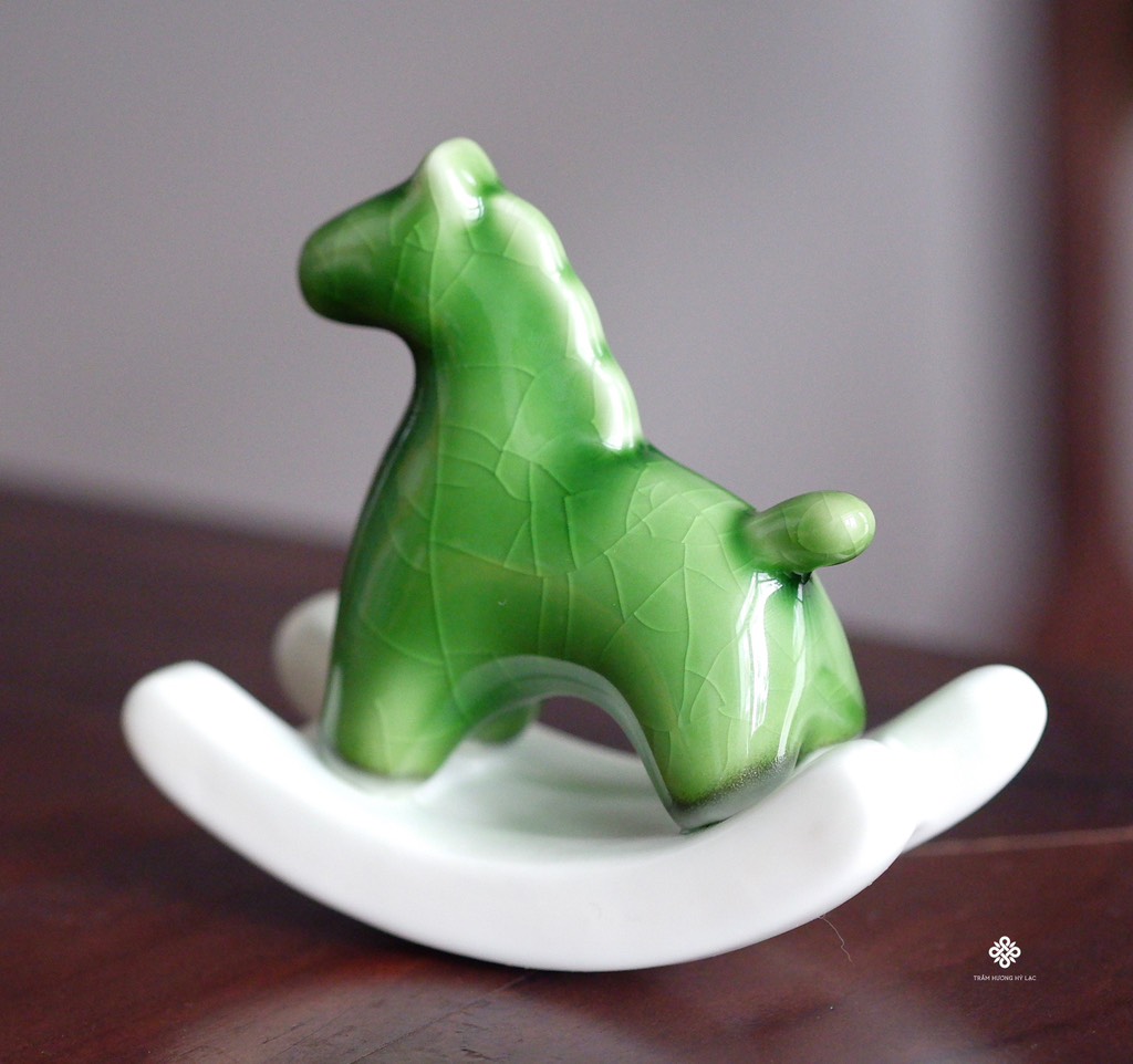 Ngựa gốm cân bằng cuộc sống màu xanh