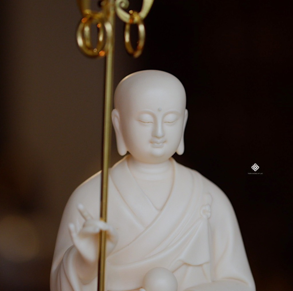 Tượng Địa Tạng Bồ tát đứng sứ vàng