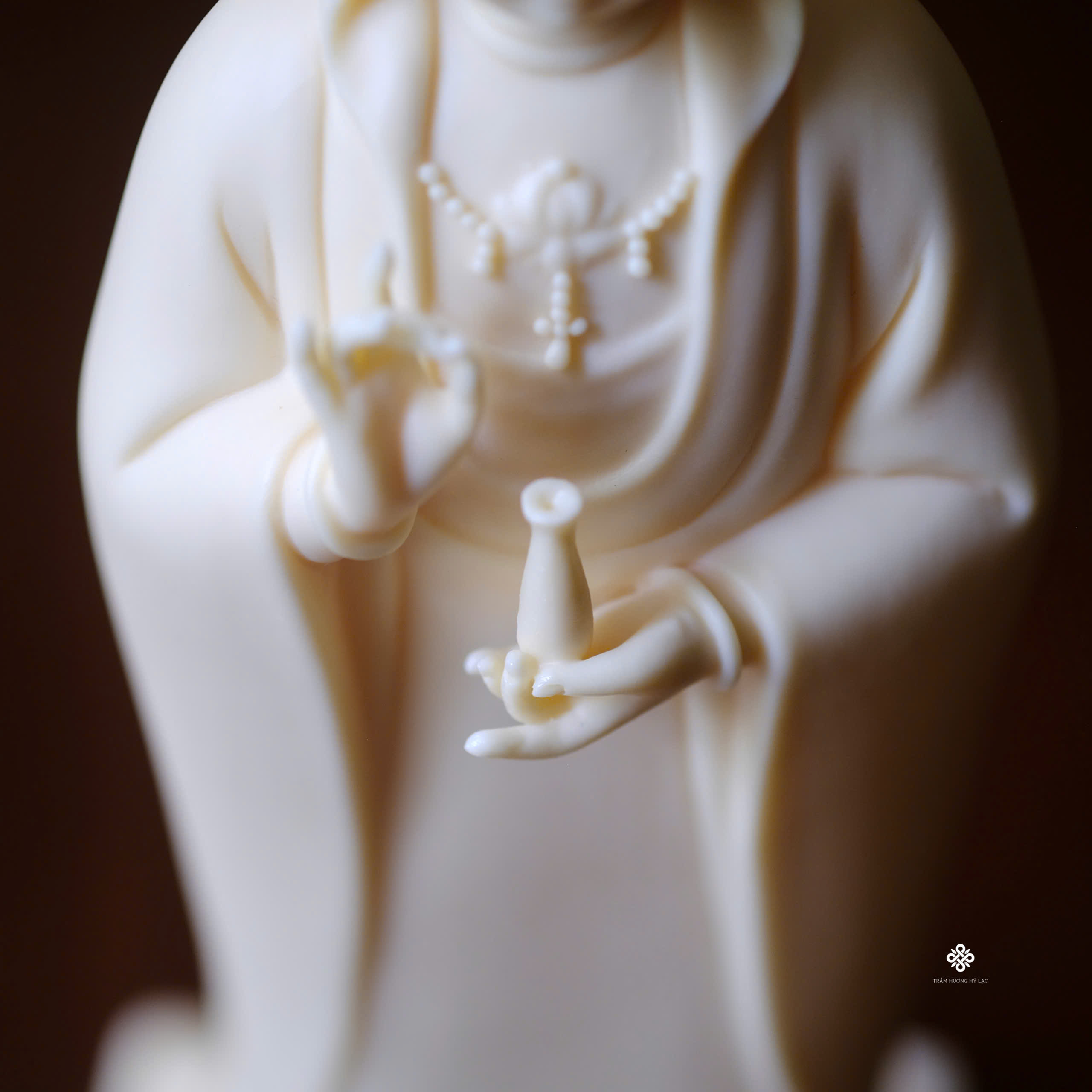 Tượng Quan Âm Bồ tát đứng sứ vàng