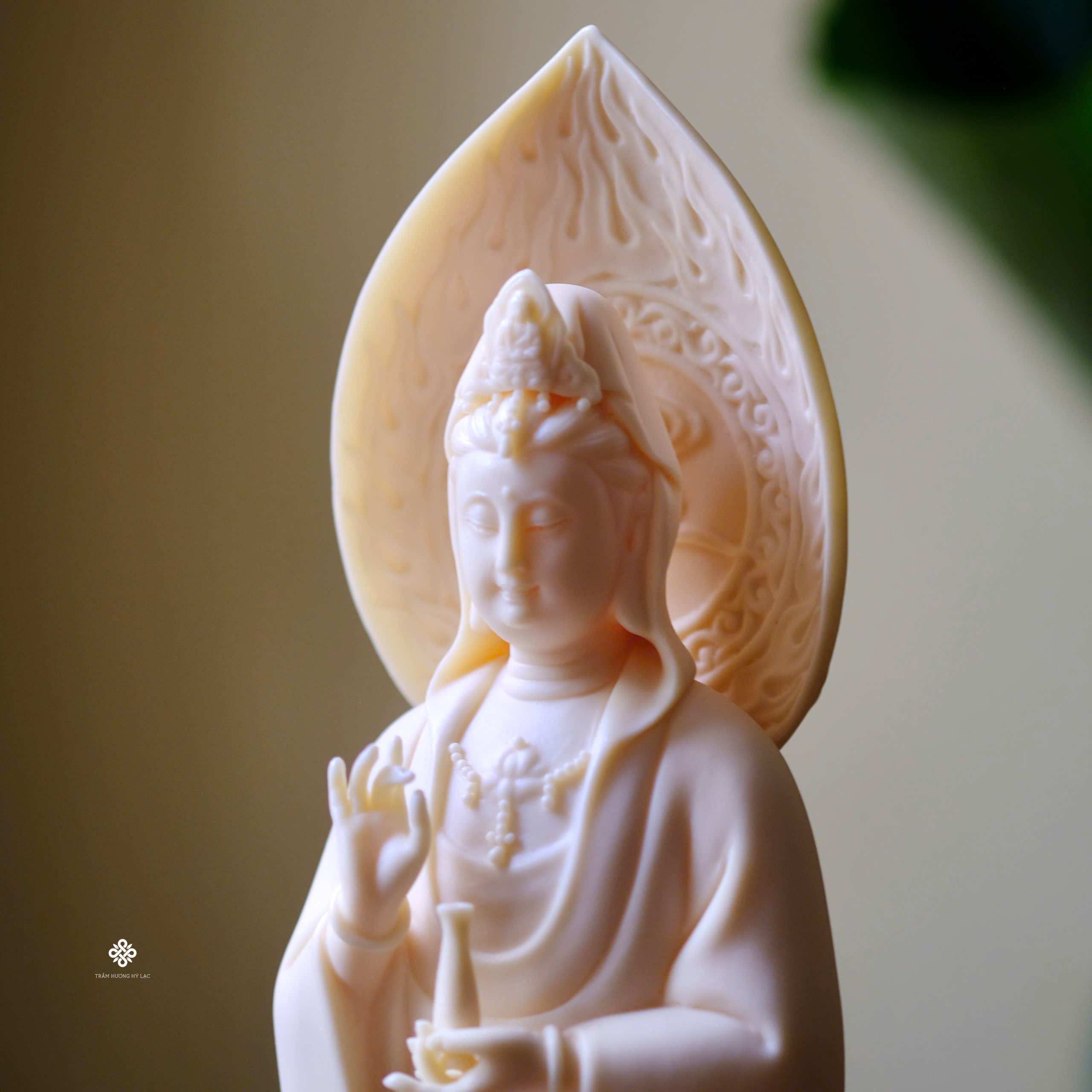 Tượng Quan Âm Bồ tát đứng sứ vàng
