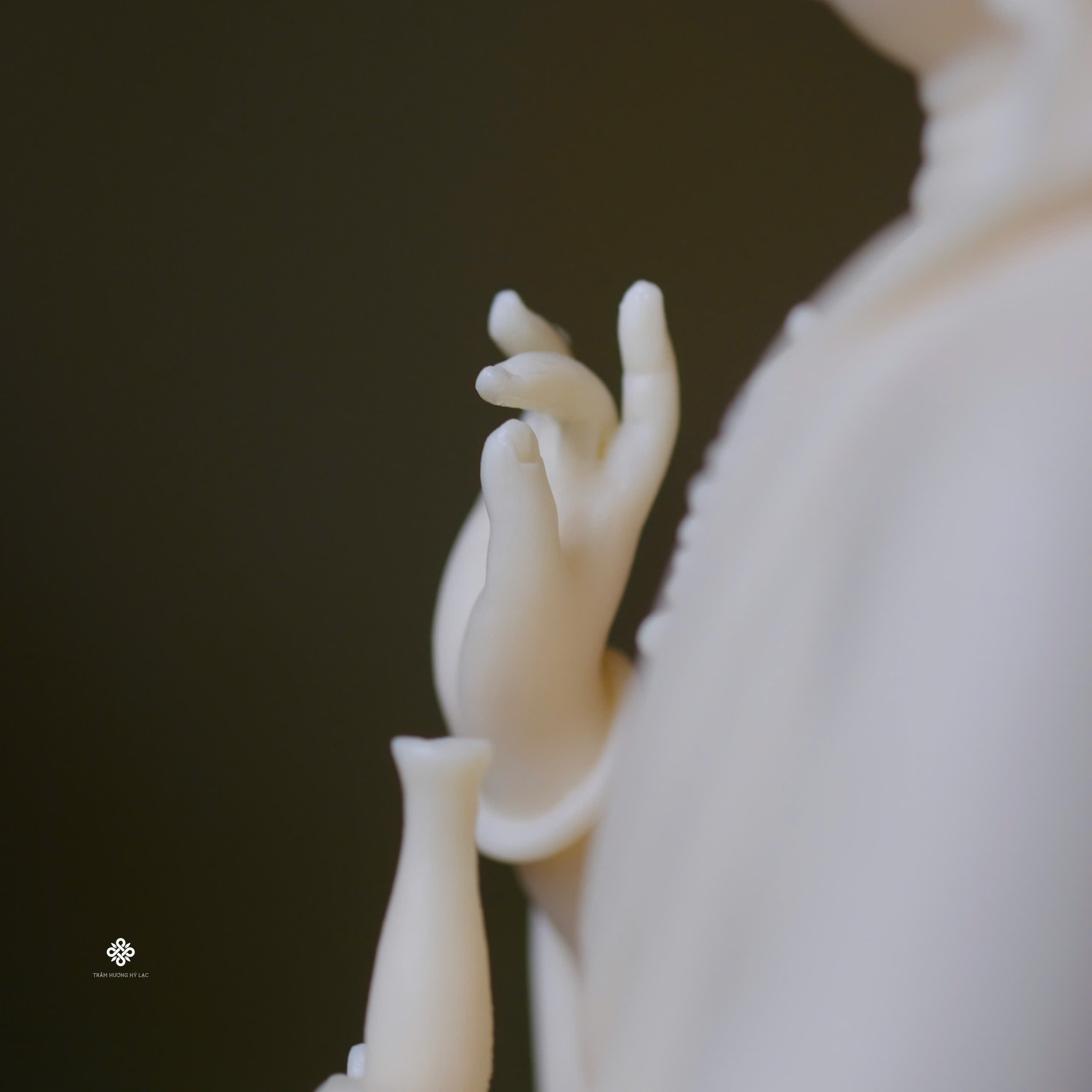 Tượng Quan Âm Bồ tát đứng sứ vàng