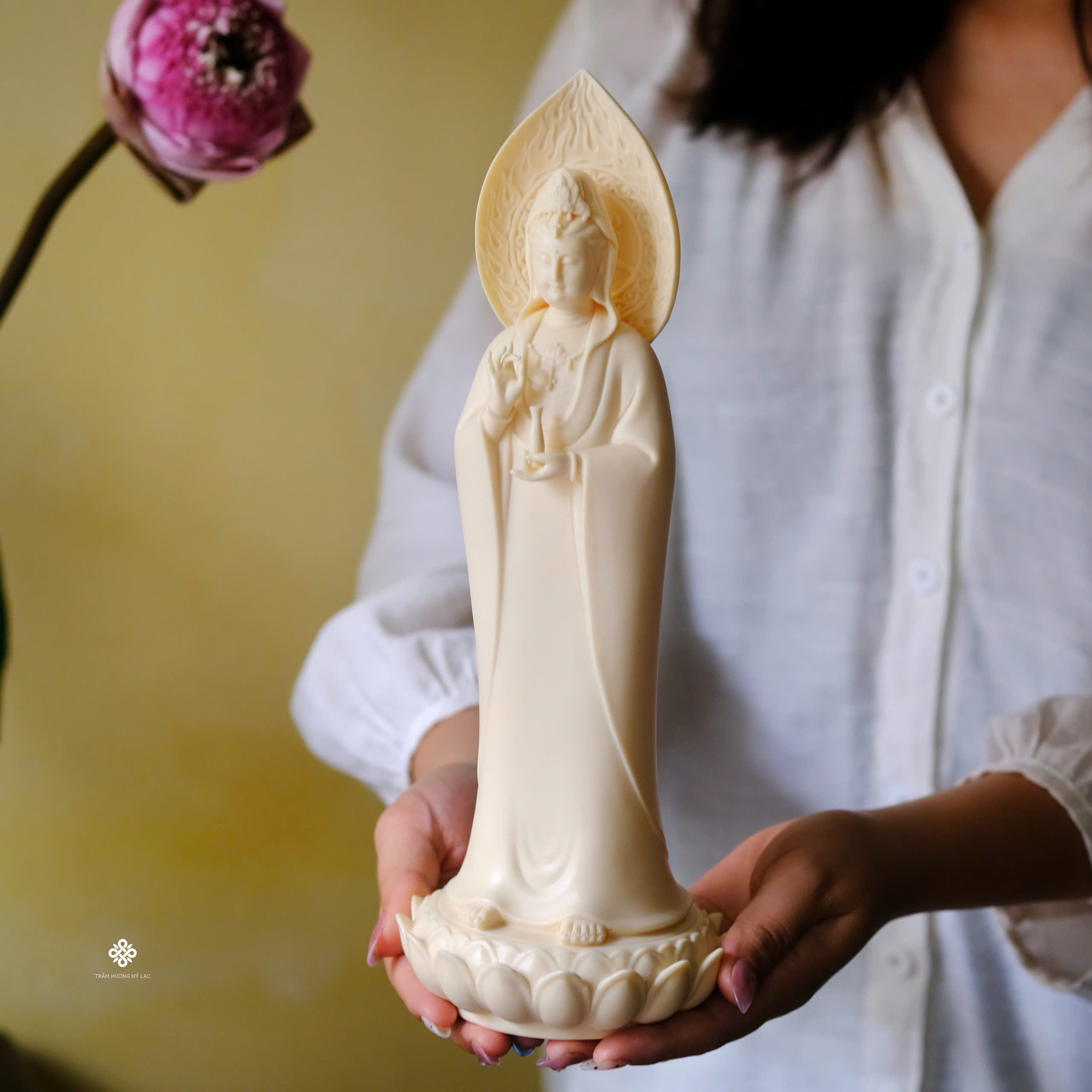 Tượng Quan Âm Bồ tát đứng sứ vàng