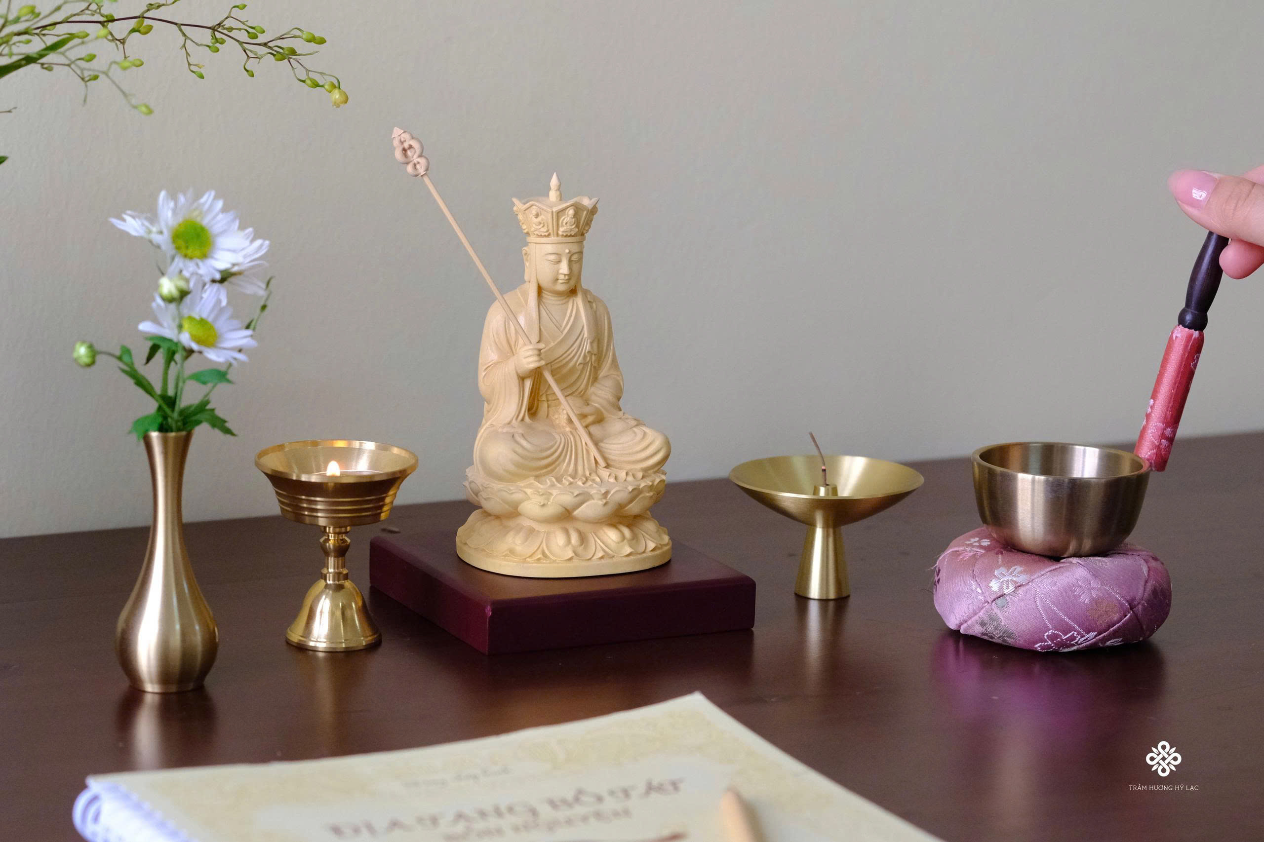 Góc an Địa Tạng Bồ Tát gỗ hoàng dương