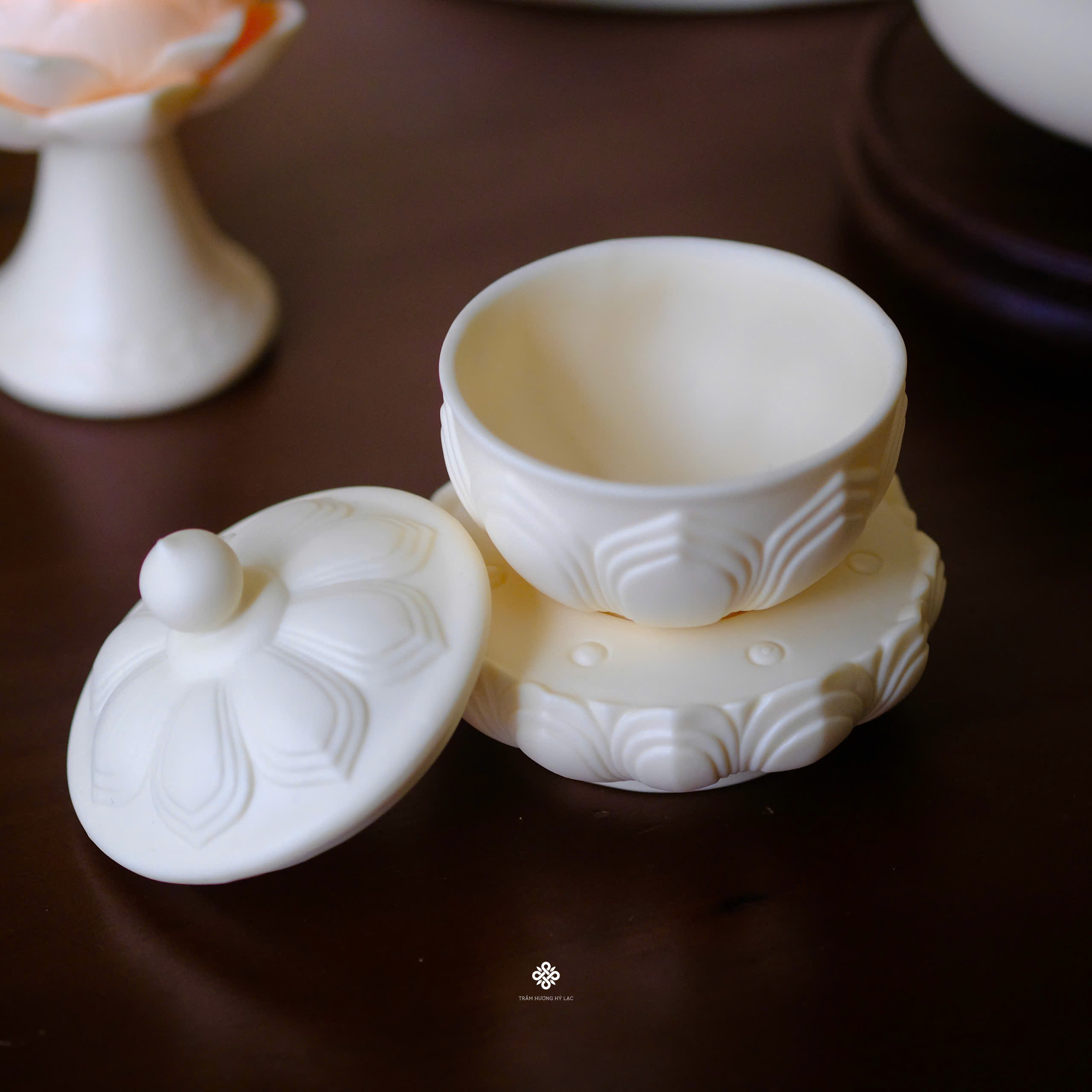 Ban thờ Đức Phật A Di Đà sứ vàng