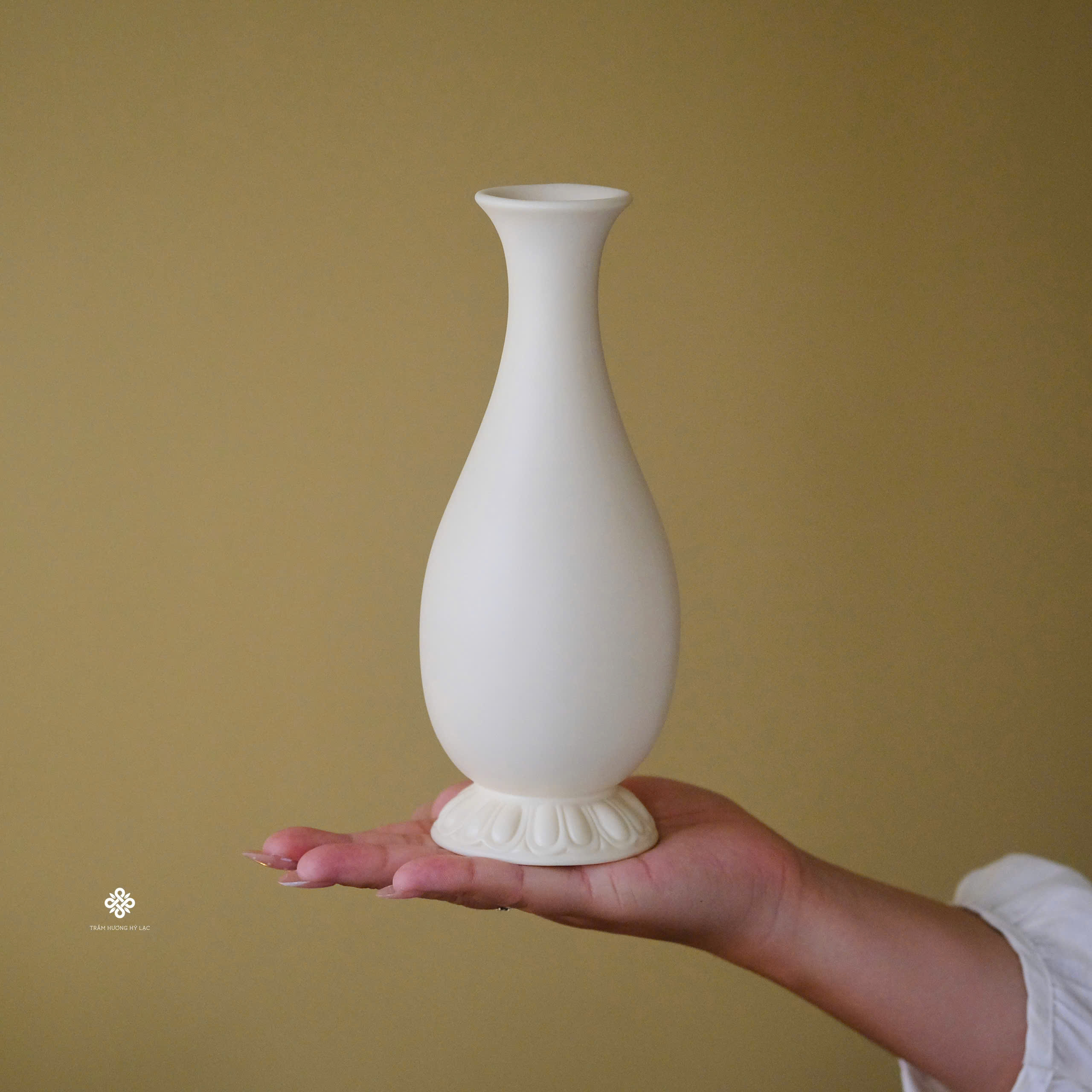 Ban thờ Đức Phật A Di Đà sứ vàng
