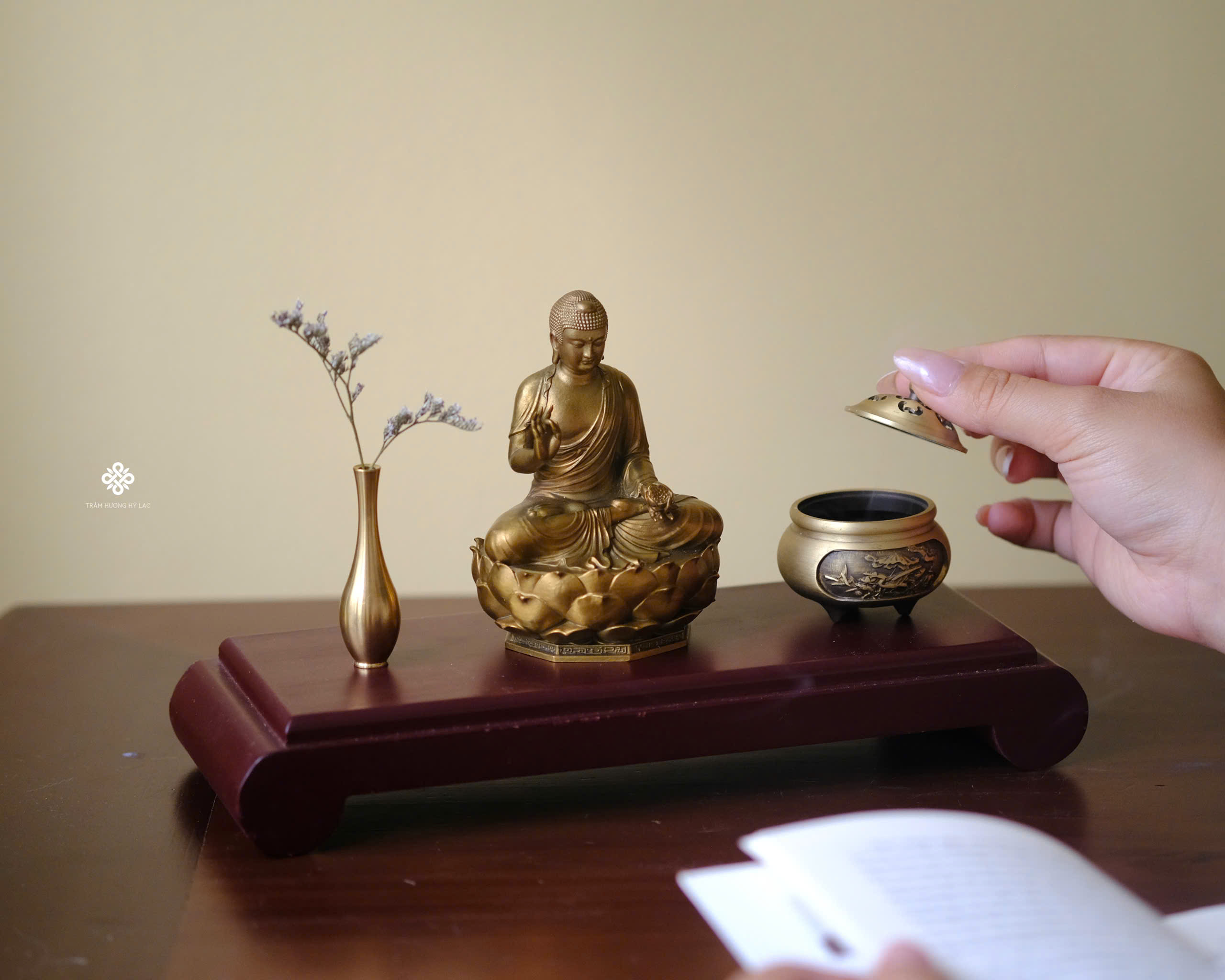 Góc an Đức Phật A Di Đà đồng vàng