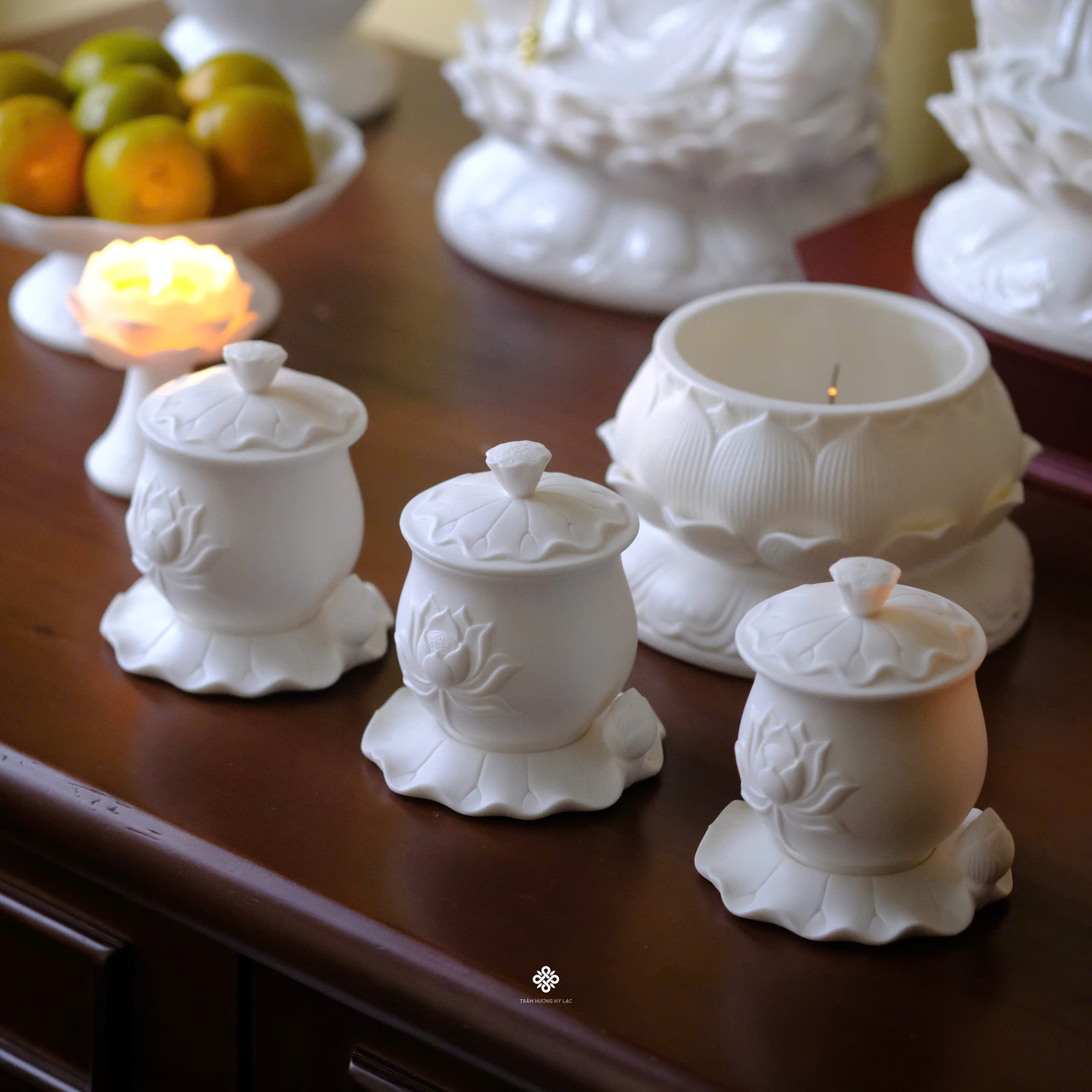 Ban thờ Ta Bà Tam Thánh sứ trắng