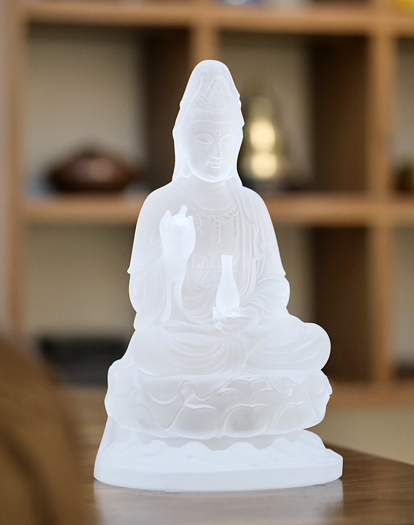Tượng Quan Âm Bồ tát lưu ly trắng 21.5cm