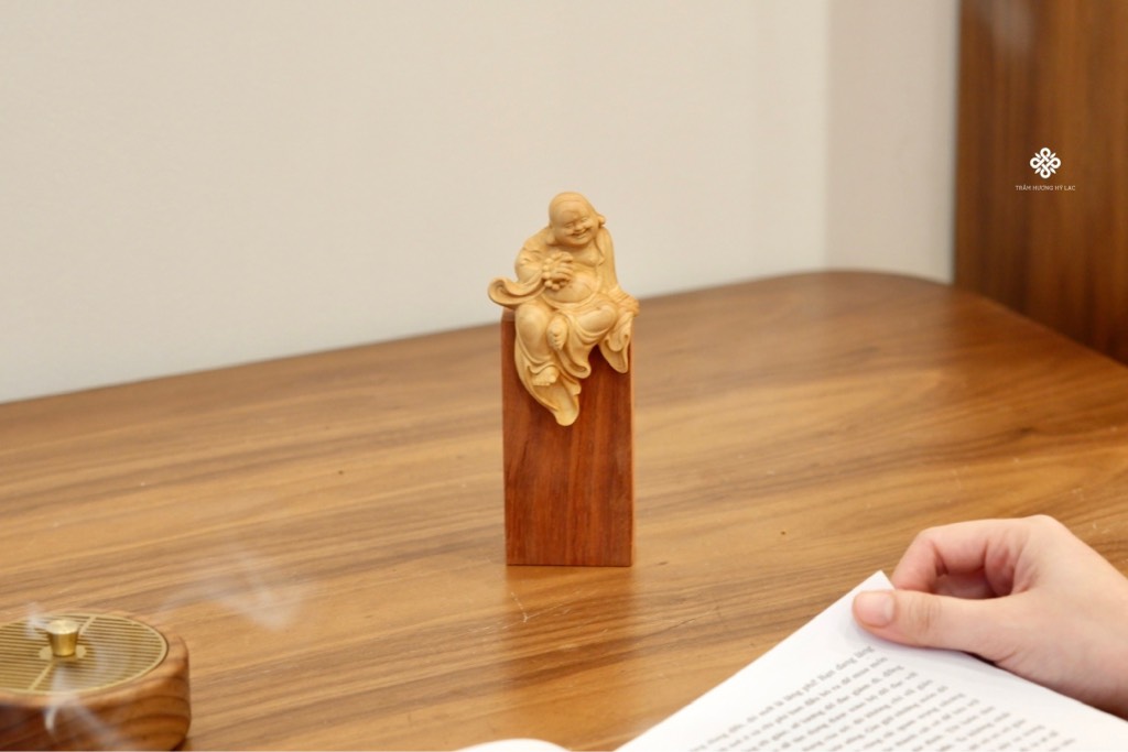Tượng Phật Di Lặc đại hỷ tự tại gỗ hoàng dương lá nhỏ 9cm