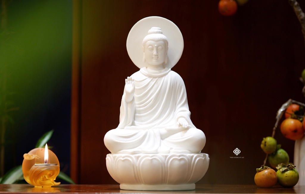 Tượng Đức Phật Thích Ca thí nguyện thủ ấn toạ đài sen gốm trắng