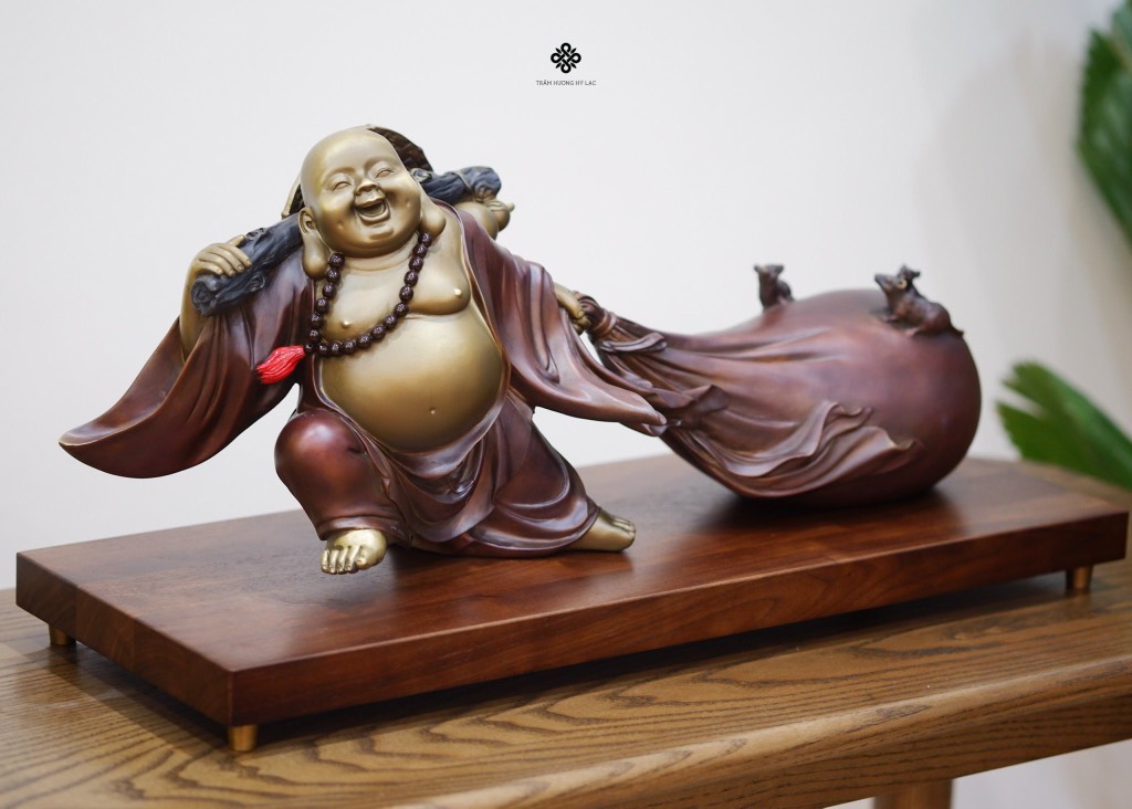 Tượng đồng Đức Phật Di Lặc kéo bao bố