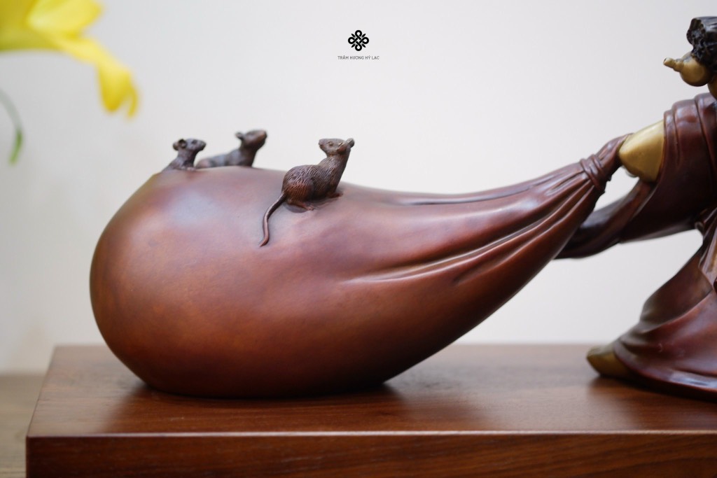 Tượng đồng Đức Phật Di Lặc kéo bao bố